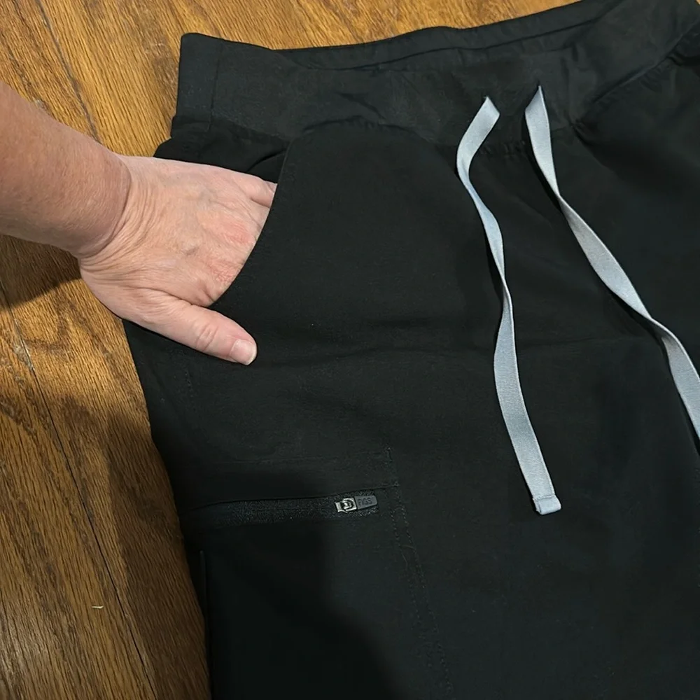 FIGS. Cargo scrub pants. Black.  Med. - Picture 3 of 6